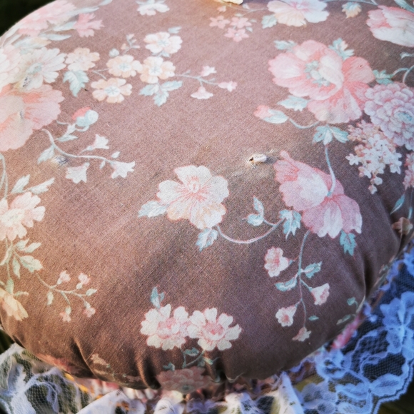 Vintage Wicker Basket with Articulated Handles and Padded Fabric Bottom and Lace - Picture 8 of 17